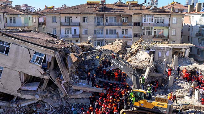 عمال الإنقاذ يزيلون الجثث من تحت أنقاض مبنى بعد زلزال وقع في إيلازيج